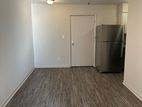 3rd image of 401 Woodland Ave APT 4
