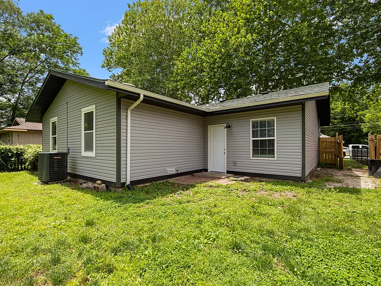 1824 N Hillcrest Ave — Photo 24