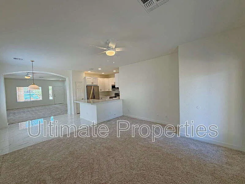 4 bed, 2.0 bath, 1669 sqft, $2,095 — Photo 2