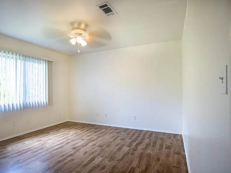 1189 W 36th St #4-5 — Photo 11