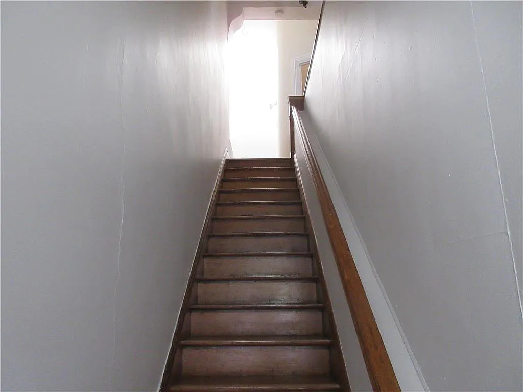 4 bed, 1.0 bath, 1300 sqft, $1,900 — Photo 2