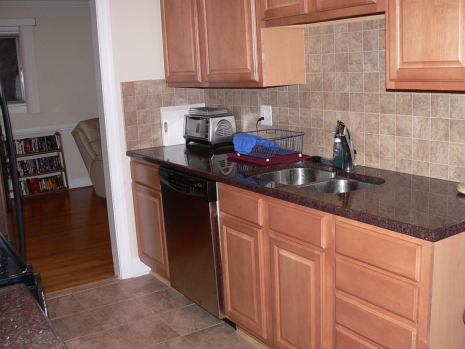 Kitchen has granite counters