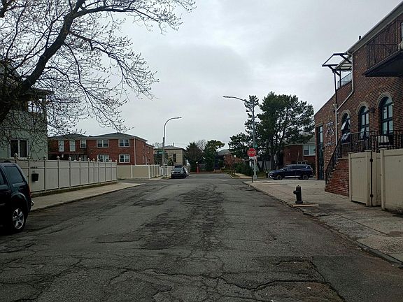 4th image of 4342 Manhattan Ave