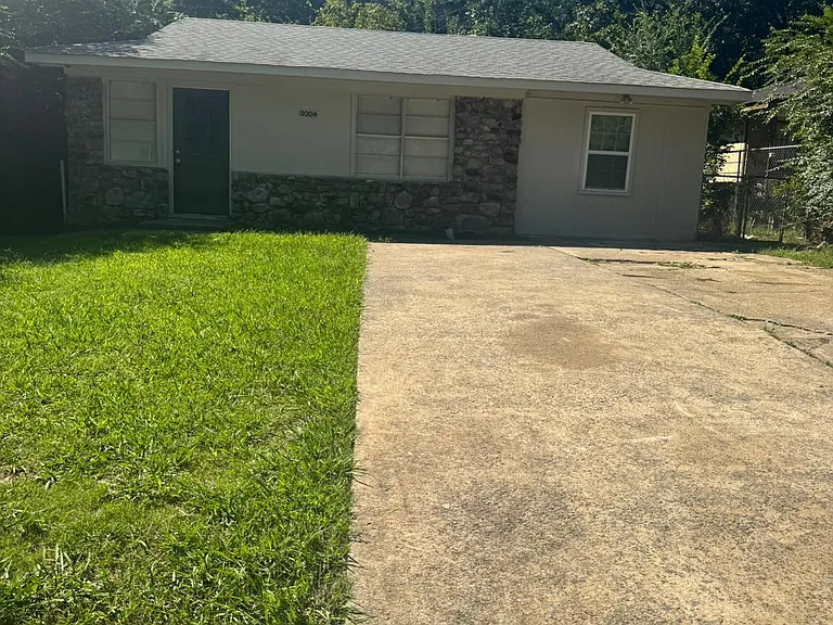 3004 Walker St — Photo 1