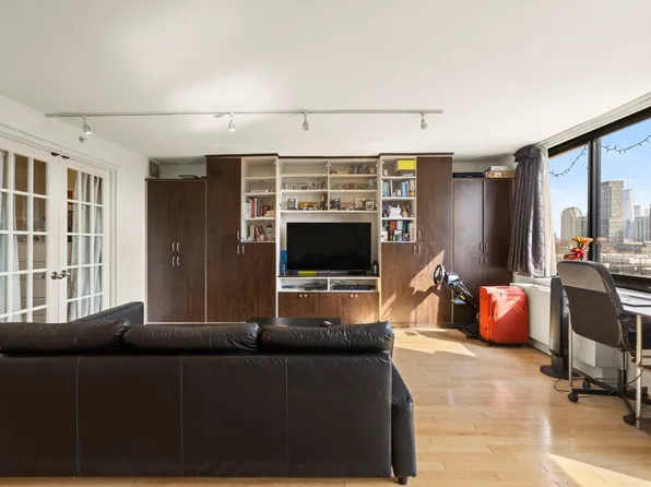 700 Grove Street image 7 of 18