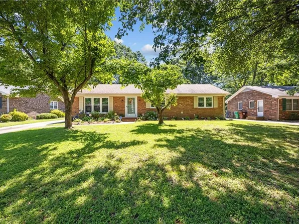 3216 Pine Needles Rd, High Point, NC 27265