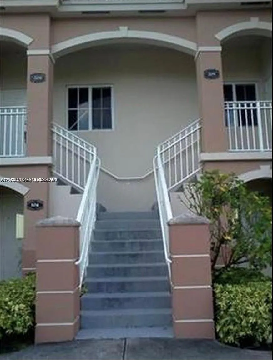 Venetia Gardens Condo — Photo 3