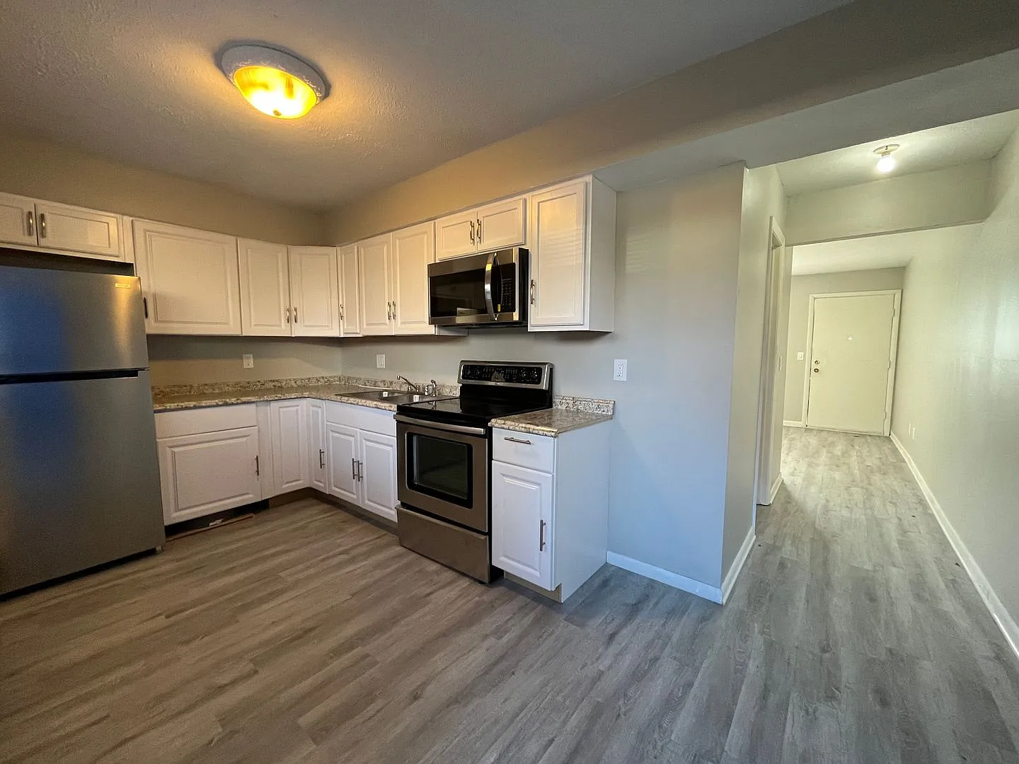 704 S Golfcrest Rd — Photo 3
