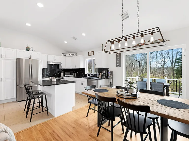 485 Sutton Pl — Photo 13