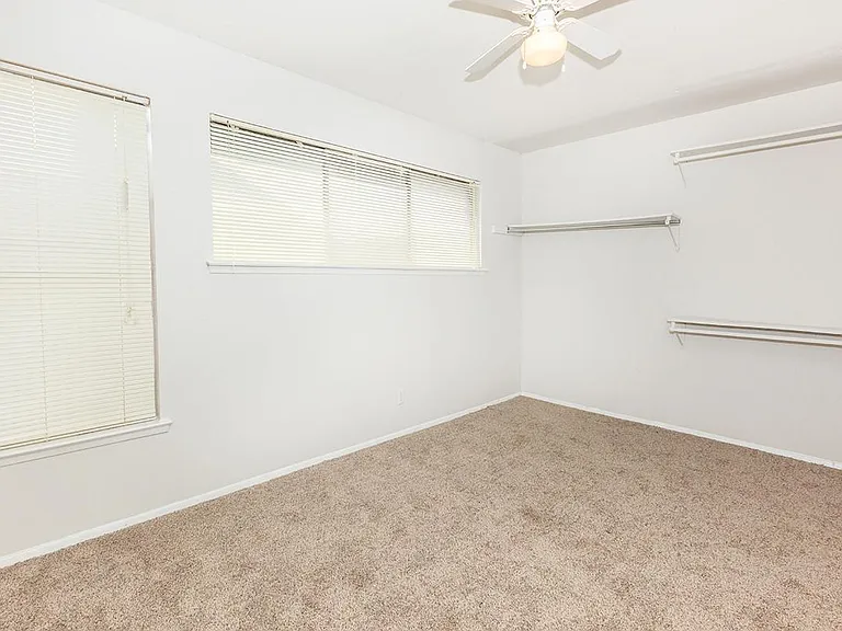 Bel Air Oaks — Photo 21