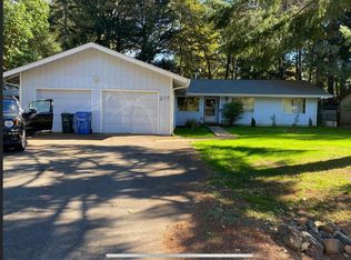 217 Shadowbrook Dr, Cave Junction, OR 97523