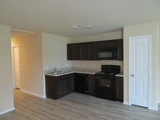 3 bed, 2.0 bath, 1300 sqft, $1,595 — Photo 3