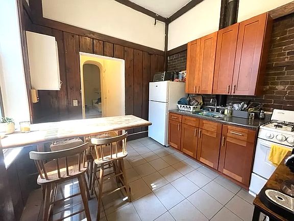 5th image of 307 E 6th St APT 2B
