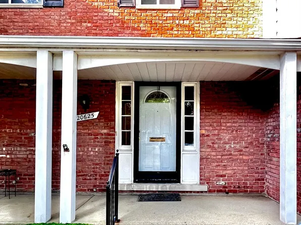 20625 Williamsburg Ct, Harper Woods, MI 48225