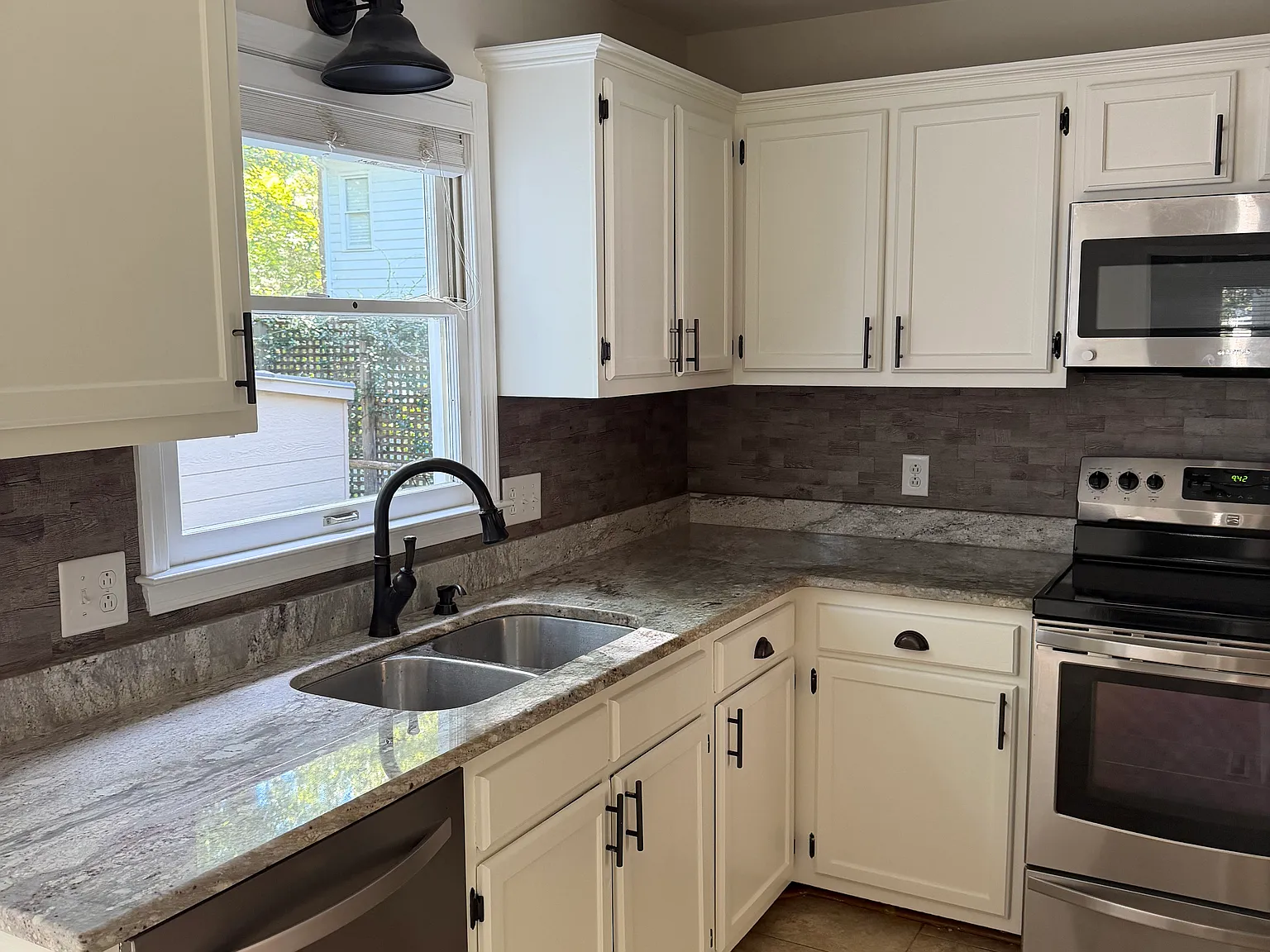4 bed, 2.5 bath, 1915 sqft, $2,400 — Photo 4