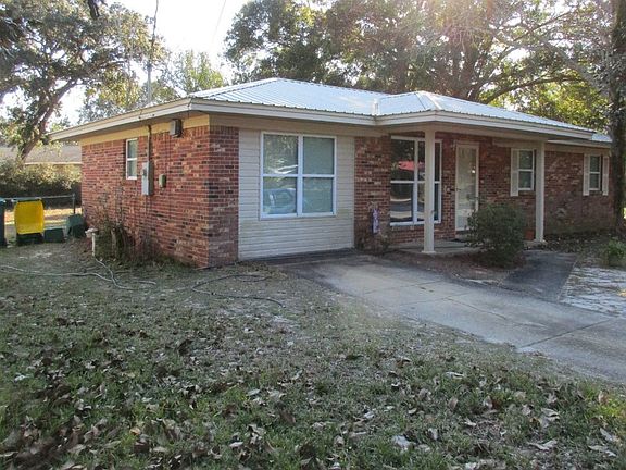 3rd image of 704 Marcia Cir