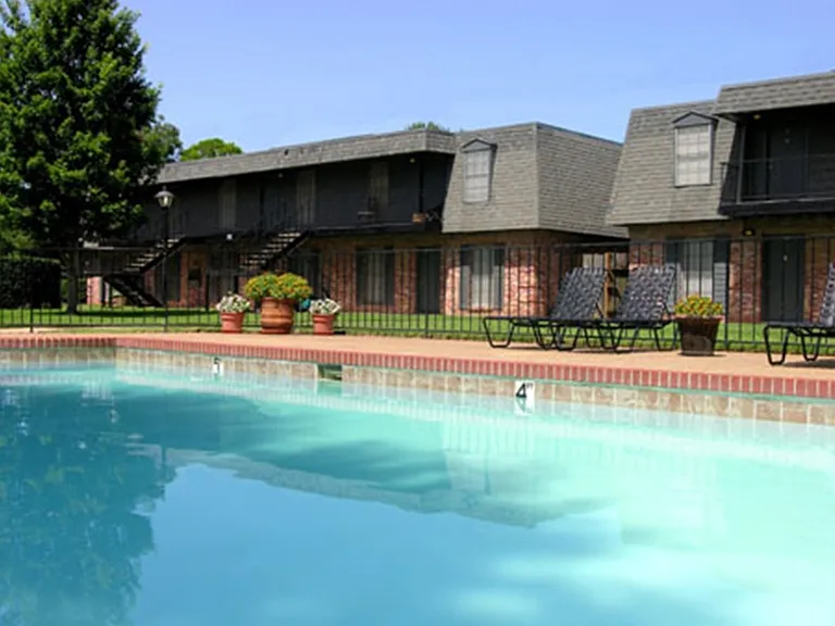 Chateau Apartments — Photo 15