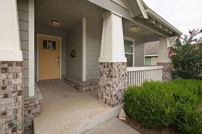 3 bed, 2.0 bath, 1606 sqft, $2,199 — Photo 2