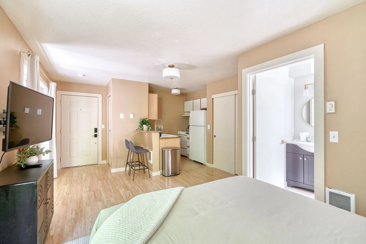 Studio, 1.0 bath, 398 sqft, $2,104 — Photo 2