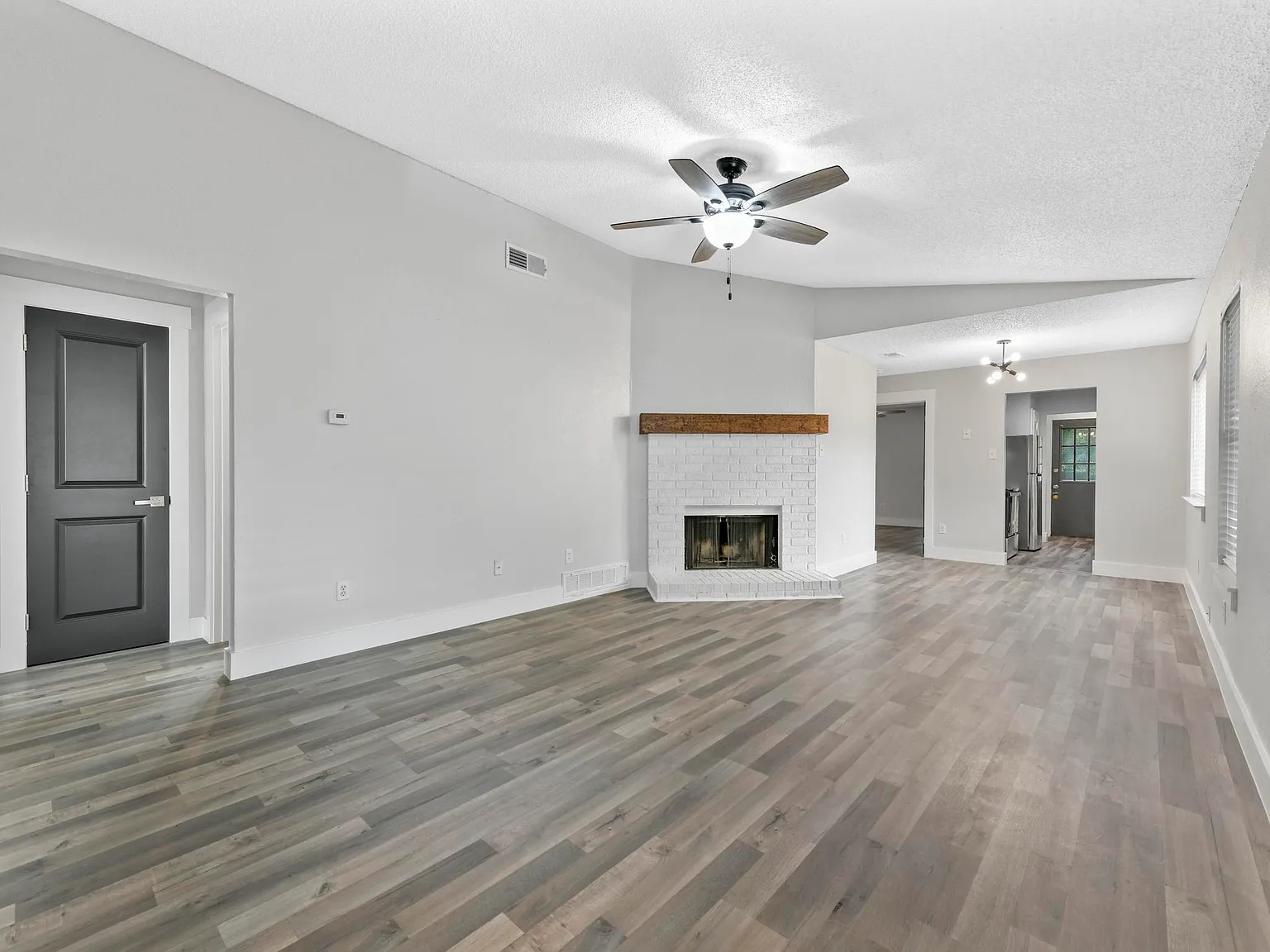 2 bed, 1.5 bath, 940 sqft, $1,700 — Photo 2