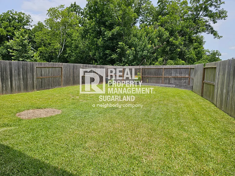 1414 Emma Lake Dr — Photo 9
