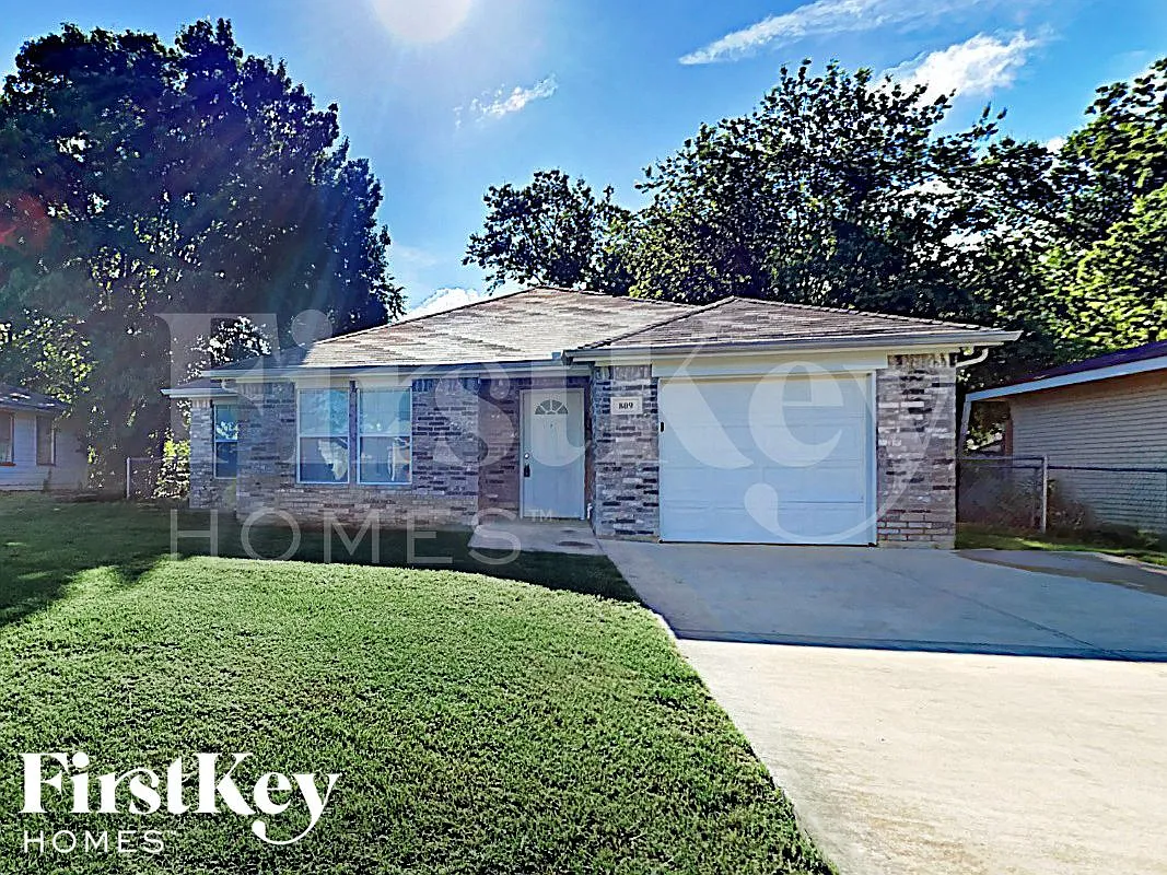 3 bed, 2.0 bath, 1359 sqft, $2,200 — Photo 1