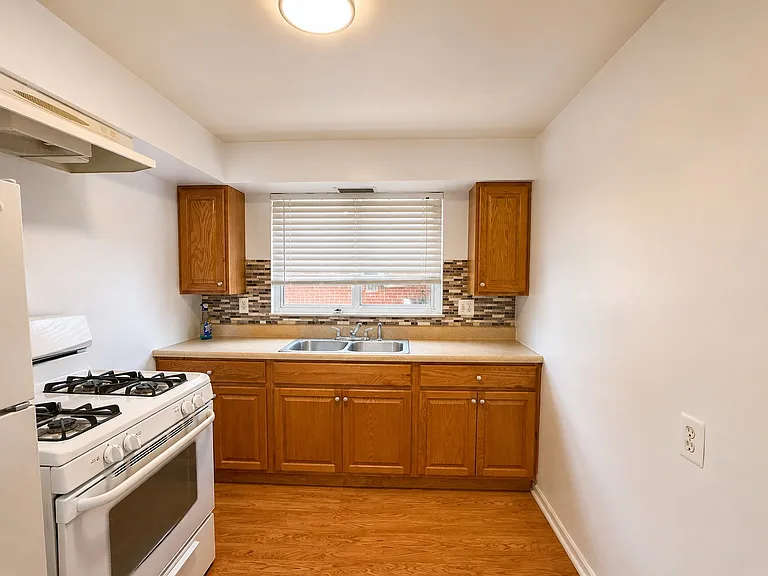 150 Sceneridge Ave #1 — Photo 7