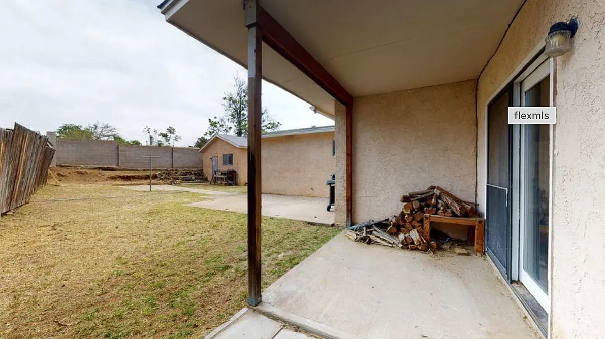 3 bed, 2.0 bath, 1639 sqft, $2,200 — Photo 4