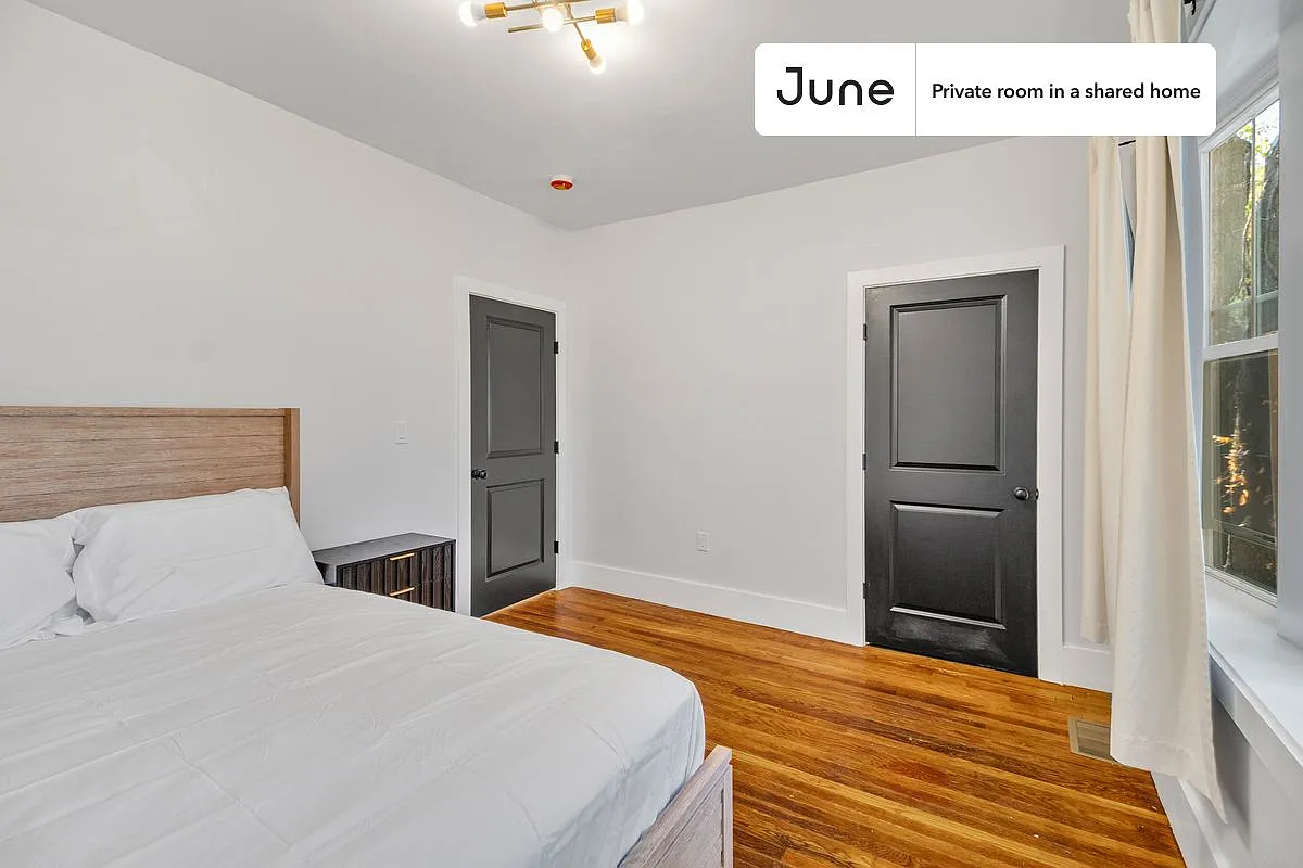 Queen bedroom in 5 bed/2 bath home in Roxbury #1901 D — Photo 3
