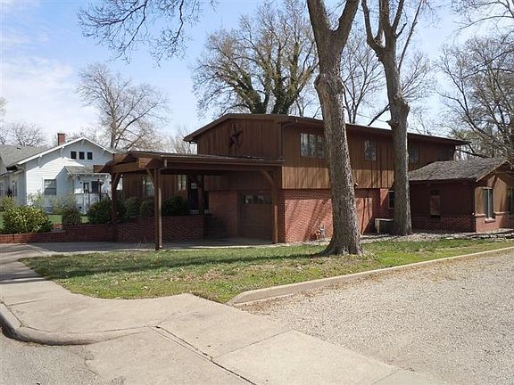 2nd image of 909 Spruceway St