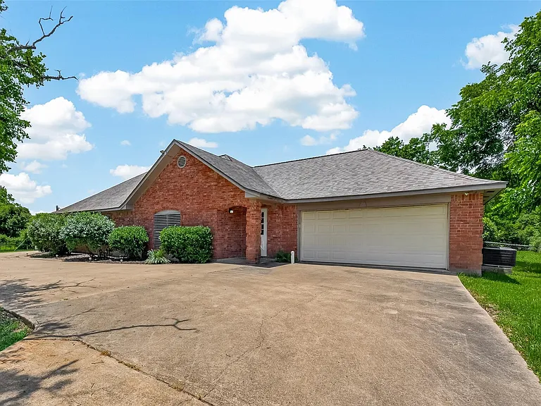 1012 Lilley Rd — Photo 2
