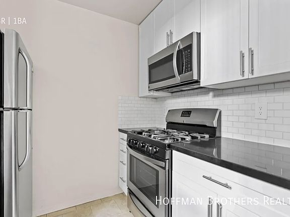3rd image of 1563 S Barrington Ave #212