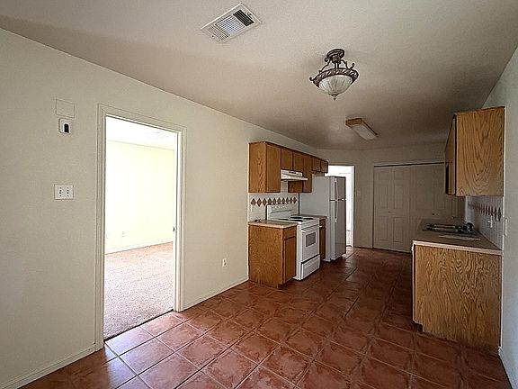 5th image of 1002 W Avenue B APT 2