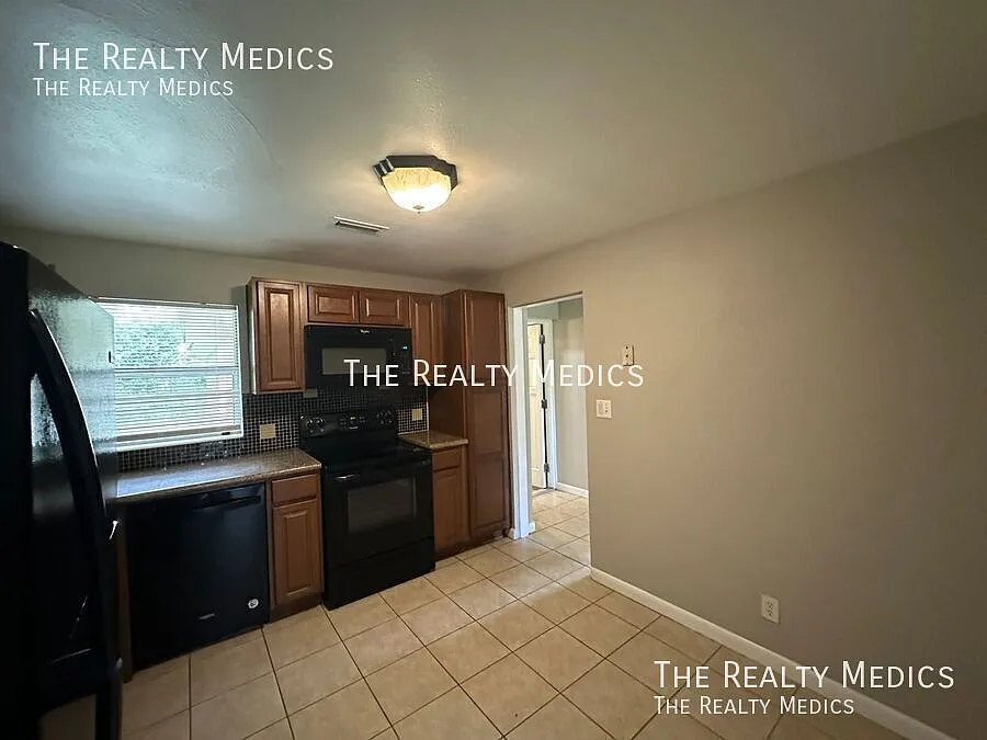Incredible 3 Bedroom, 1.5 Bathroom Home In Deland!! — Photo 3