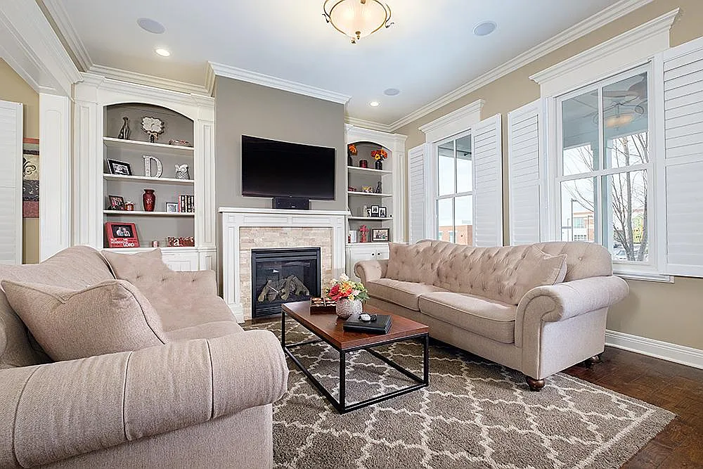 Stunning Living Room with friplace, built in bookcases and l - 10908 Kings Crown Dr