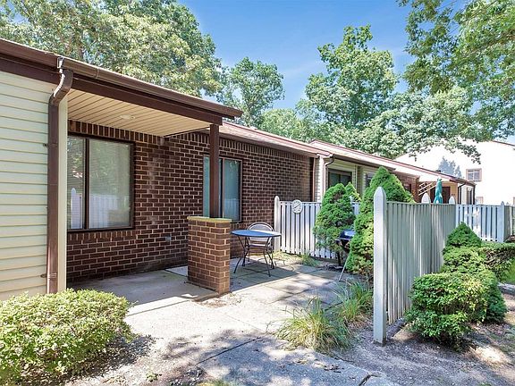 2nd image of 350 Clubhouse Ct