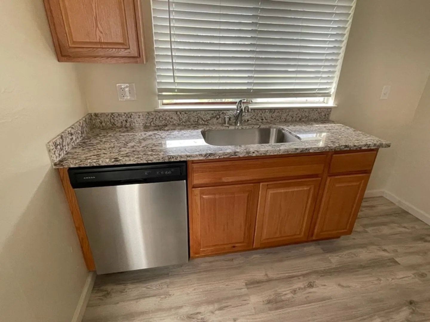 Remodeled end unit townhome-new kitchen, 2 car garage, in-unit laundry hookups, upgraded appliances — Photo 4