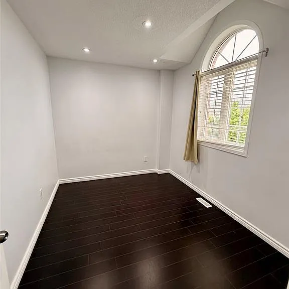 1000 Peach Blossom Cres — Photo 7