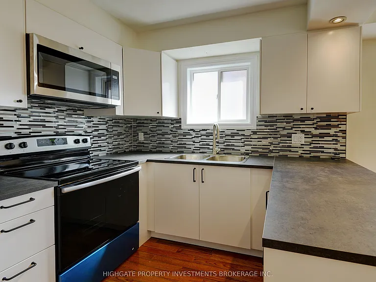 654 Brougham Pl #MAIN UPPER — Photo 8