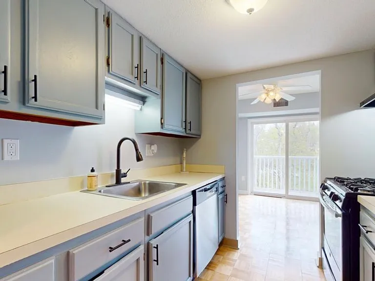 75 Brookwood Dr #D — Photo 2