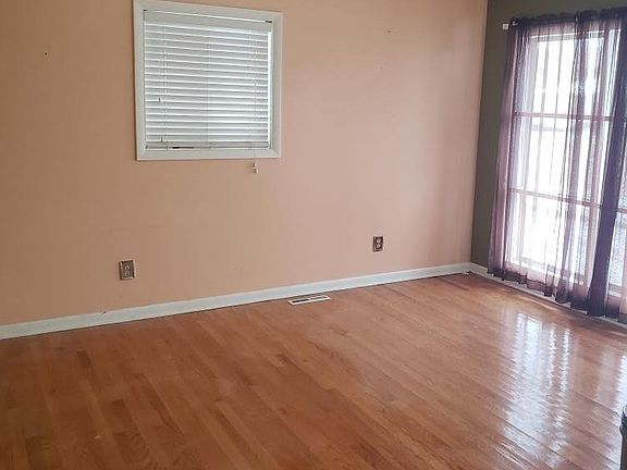 3rd image of 1811 W Hobson Ave