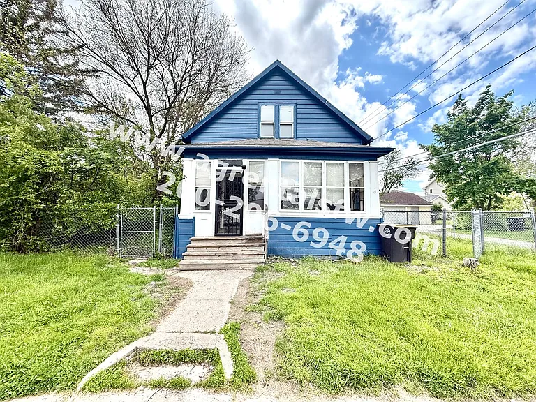 2720 Queen St — Photo 1