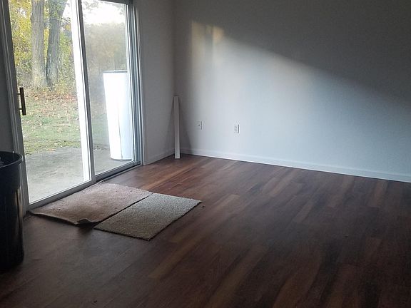 3rd image of 3020 Williamsburg Dr APT 4