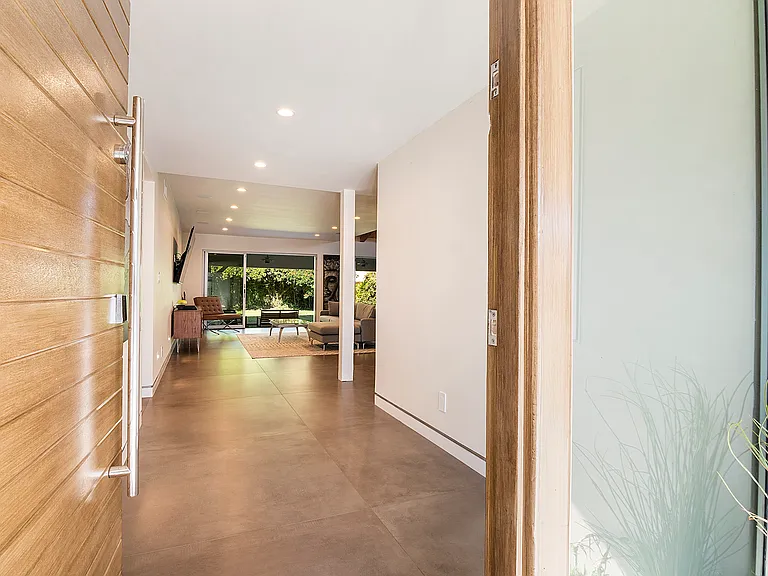 6561 Lasaine Ave — Photo 2