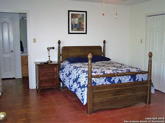 5th image of 1800 Foothills Dr N