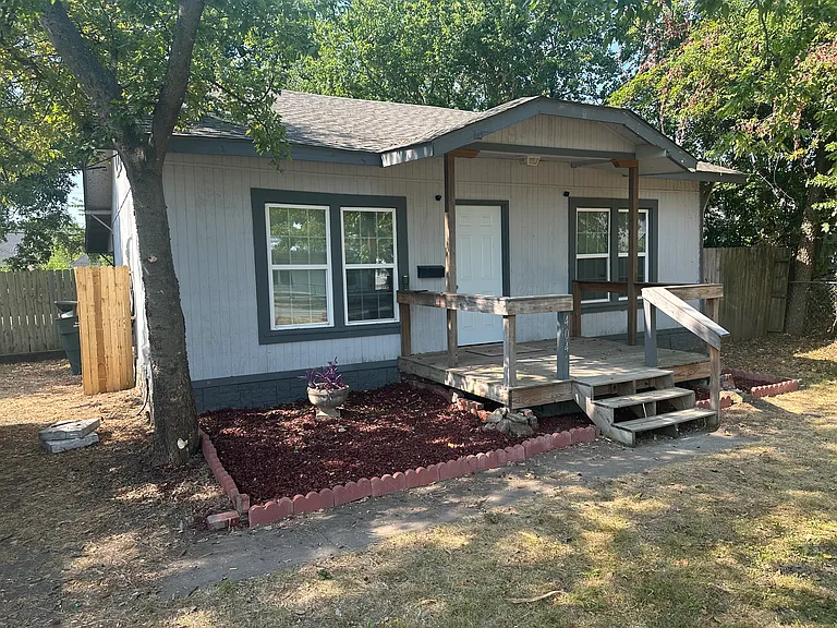 404 E Oak St — Photo 2