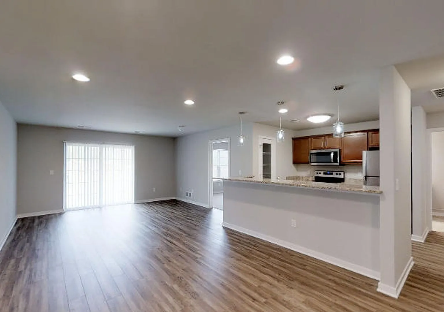 Condo Style Upper 2 Bedroom 2 Bathroom Apartment — Photo 2