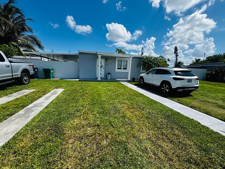9235 SW 41st St — Photo 3