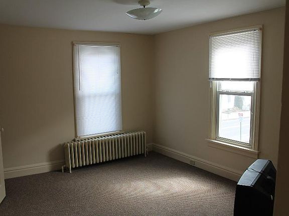 Nice carpet, and lots of windows make this a bright living r