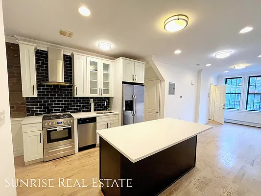 Rented by Sunrise Real Estate | media 23